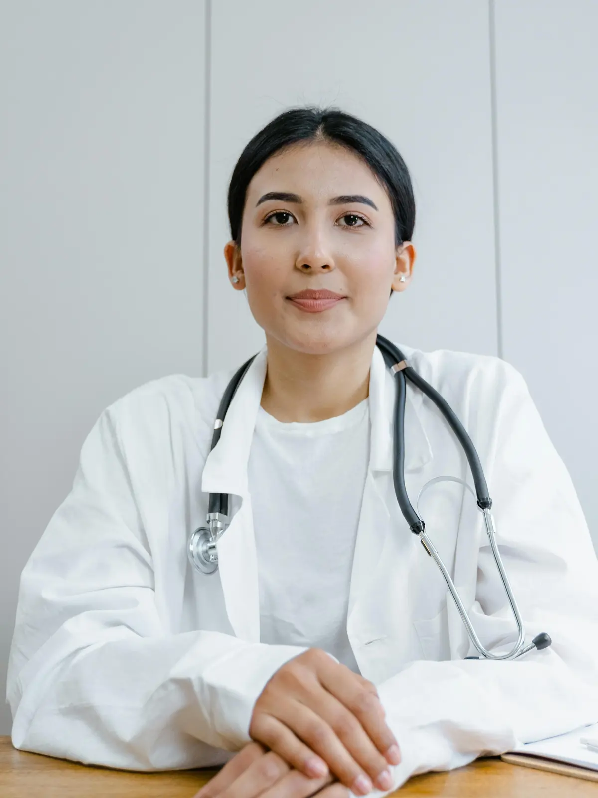 Provider monitoring patient vitals on tablet device